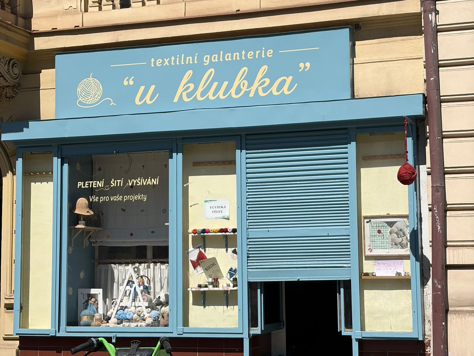 Prodejna galanterie u klubka zvenku — Slovenská 1, Praha 2