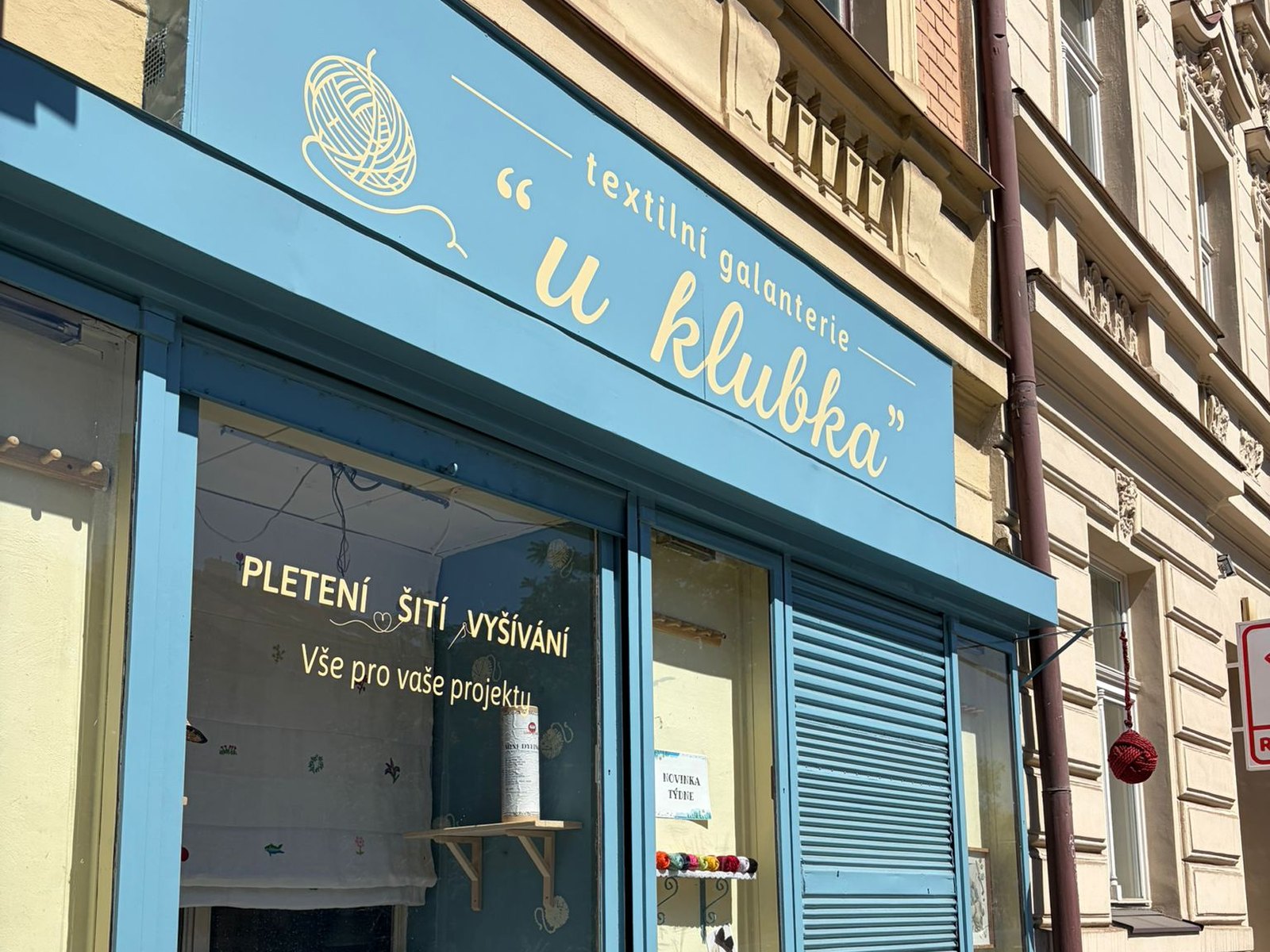 Modrá výloha galanterie u klubka na Slovenské 1 v Praze 2